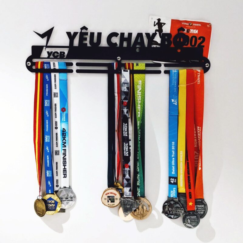 gia treo huy chuong ycb yeuchaybo Giá treo huy chương RUNNING MAN (tự thiết kế) - YCB.vn