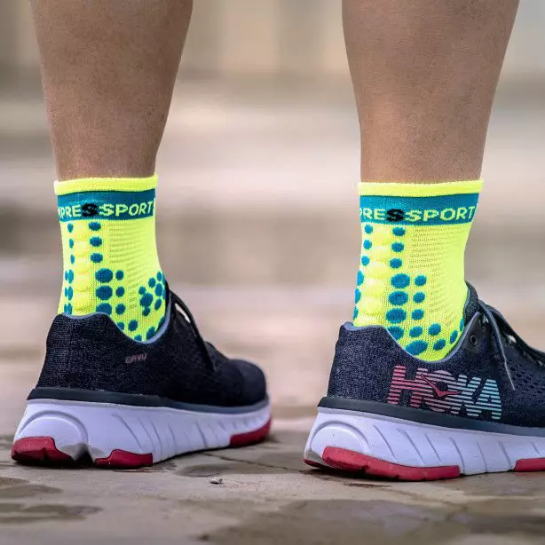 vo_compressport_pro_racing_socks_v3_run_high_neon_yellow_1