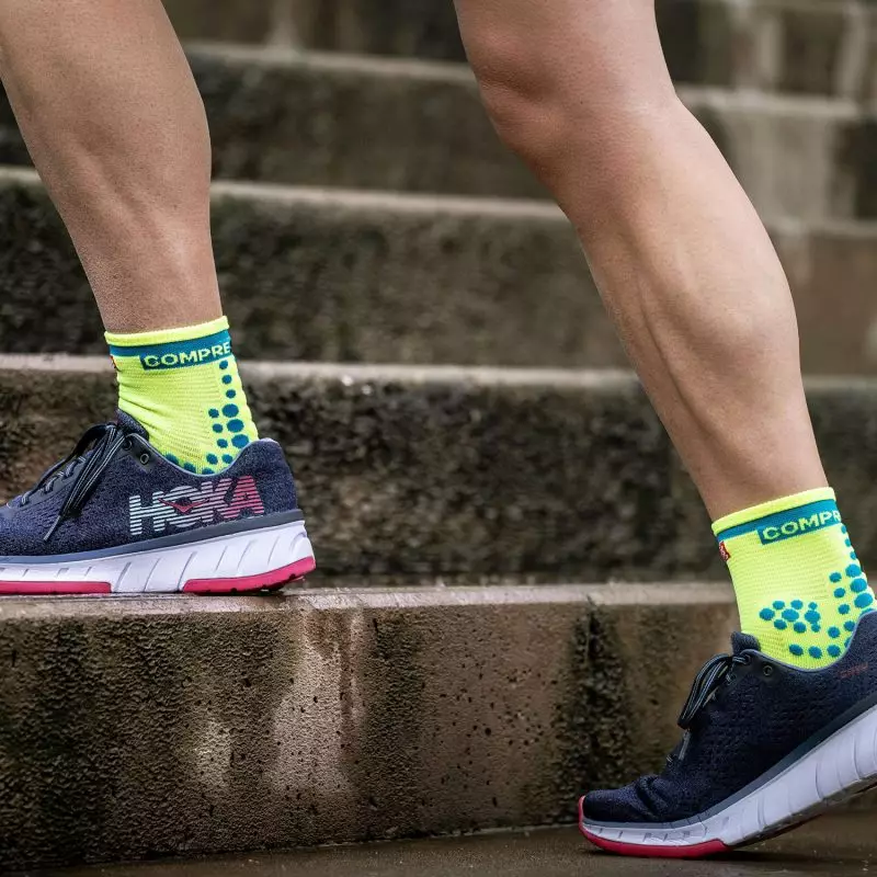 vo_compressport_pro_racing_socks_v3_run_high_neon_yellow_2