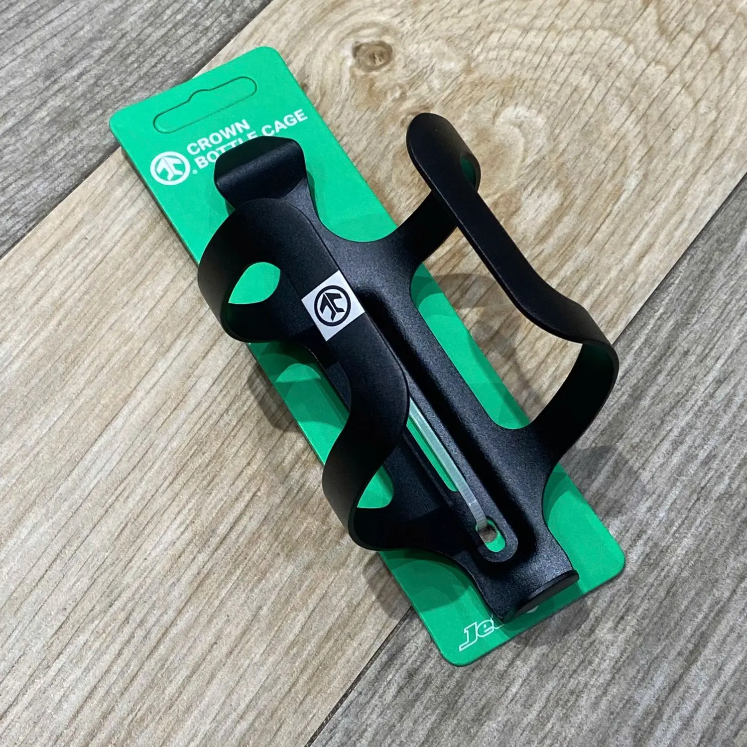 gọng bình nước jett crown gắn sườn xe đạp 1 gong binh nuoc xe dap jett crown 11 Gọng bình nước Jett Crown gắn sườn xe đạp - YCB.vn