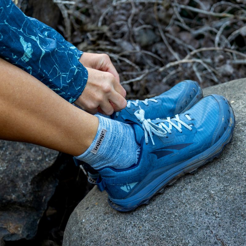 vo-xo-ngon-women-trail-midweight-mini-crew-Ice (6)