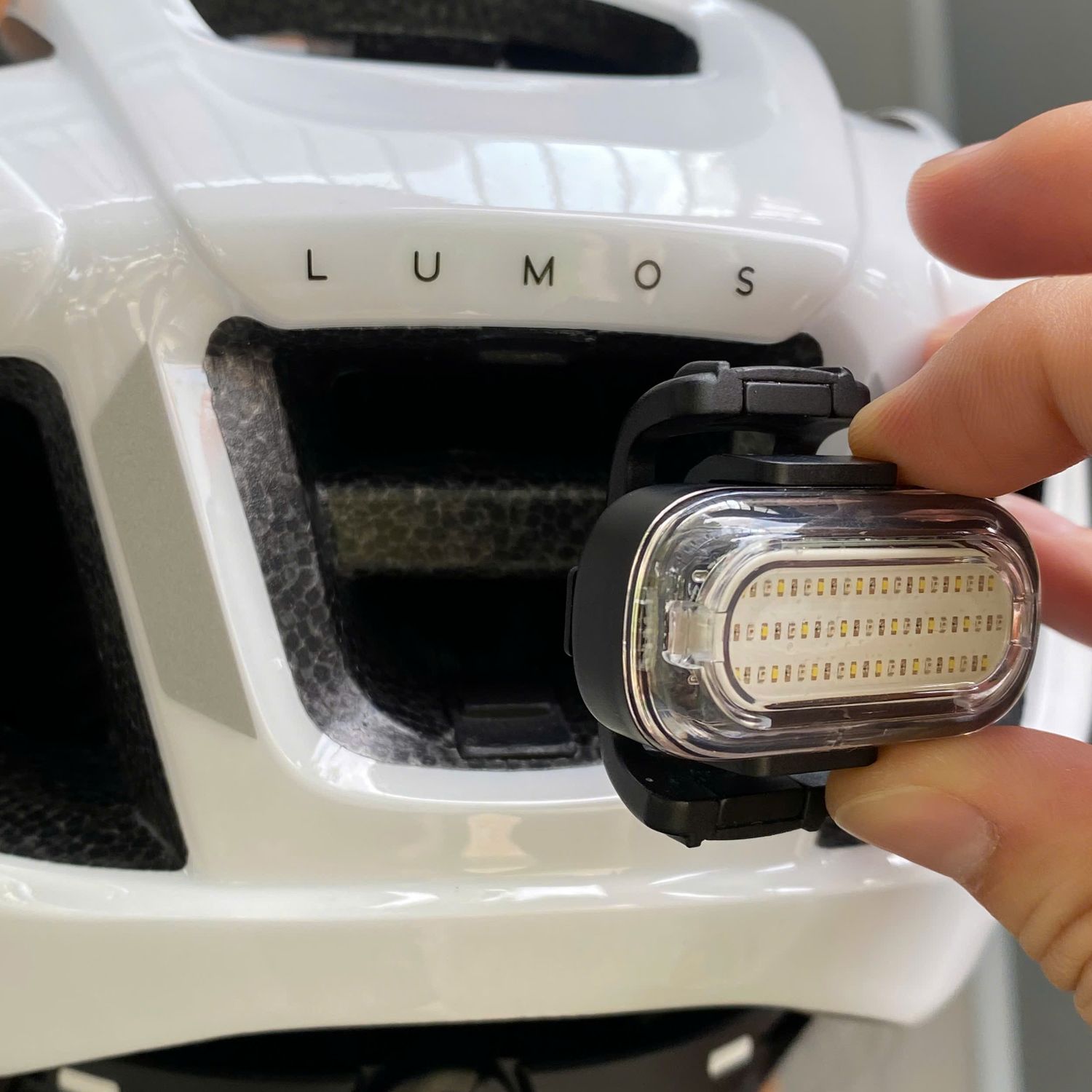 đèn xe đạp đa năng lumos firefly mini 19 non bao hiem xe dap lumos ultra aero 1 1 Đèn xe đạp đa năng Lumos Firefly Mini - YCB.vn