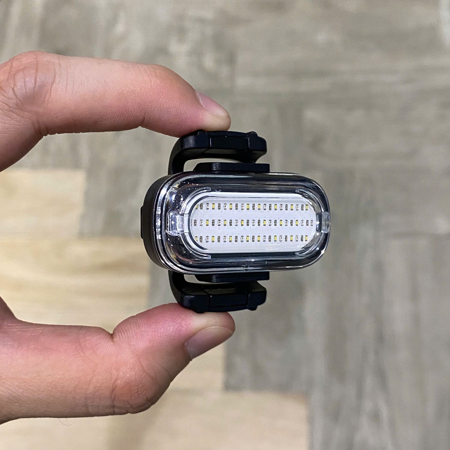 đèn xe đạp đa năng lumos firefly mini 18 non bao hiem xe dap lumos ultra aero 2 Đèn xe đạp đa năng Lumos Firefly Mini - YCB.vn