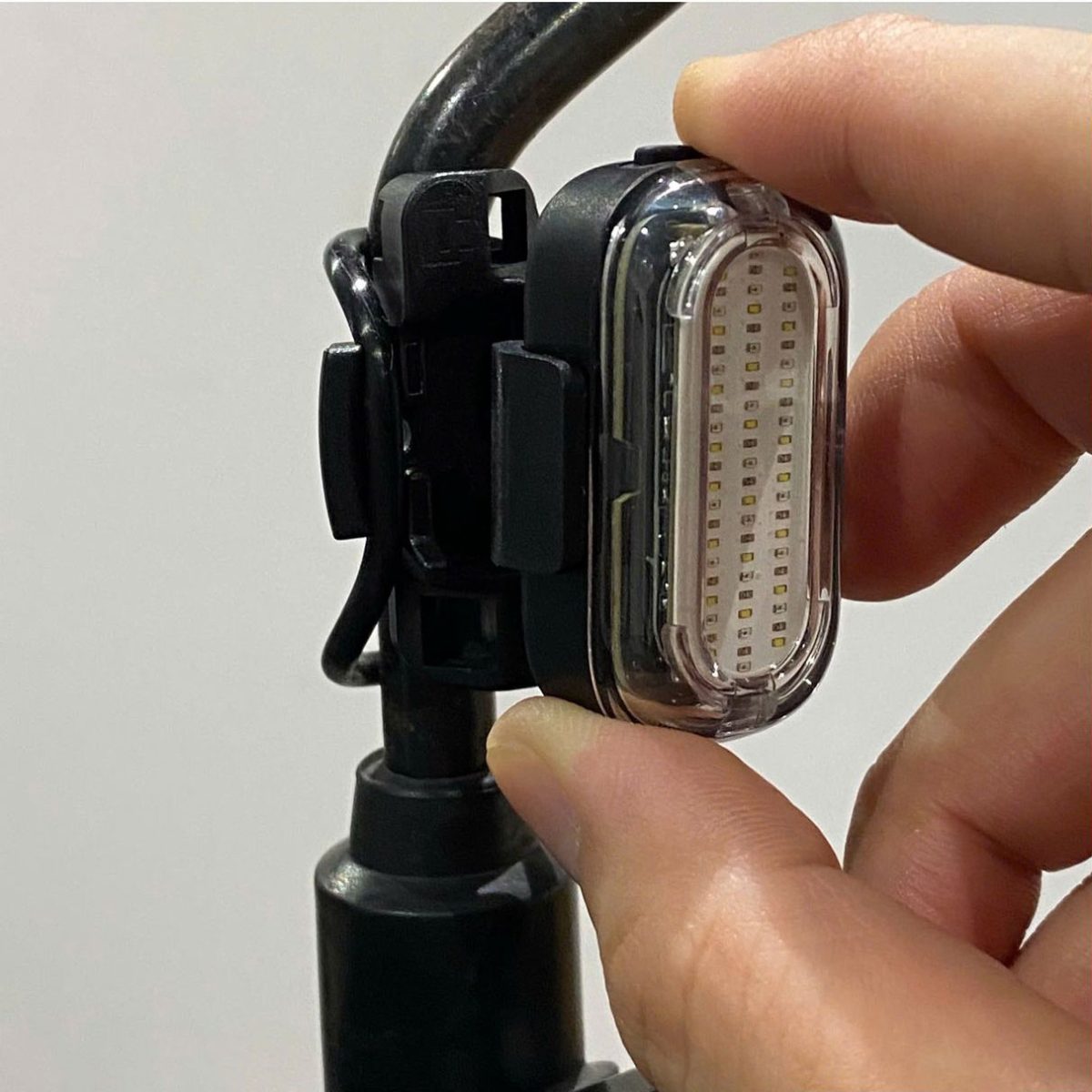 đèn xe đạp đa năng lumos firefly mini 8 non bao hiem xe dap lumos ultra aero 25 1 Đèn xe đạp đa năng Lumos Firefly Mini - YCB.vn