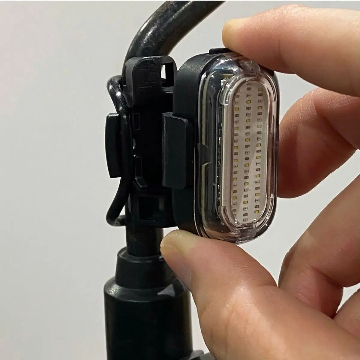 non bao hiem xe dap lumos ultra aero 25 1 Đèn xe đạp đa năng Lumos Firefly Mini - YCB.vn