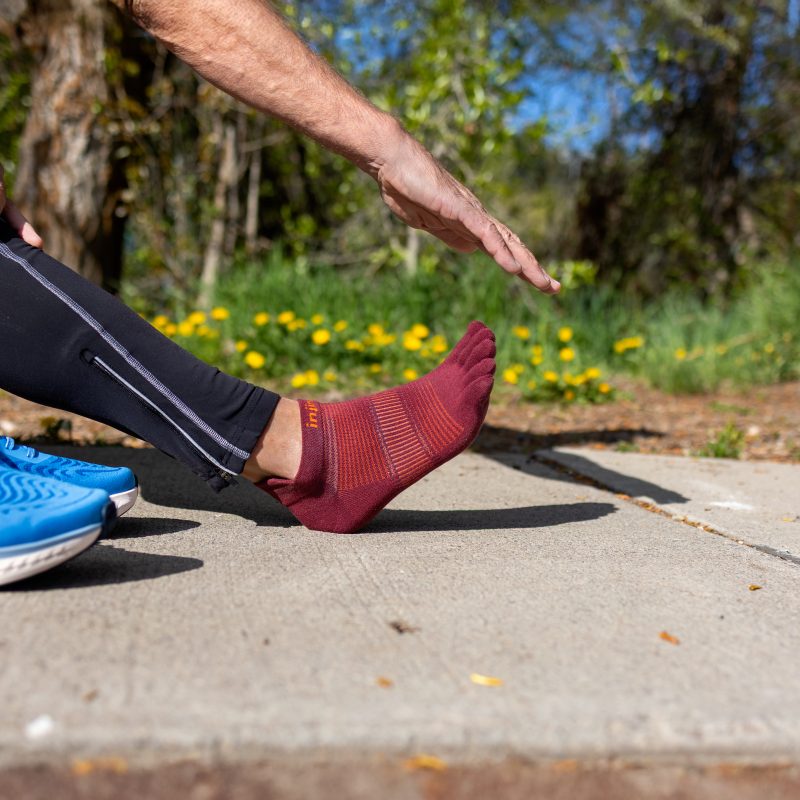 injinji-run-lightweight-noshow-Mahogany (1)